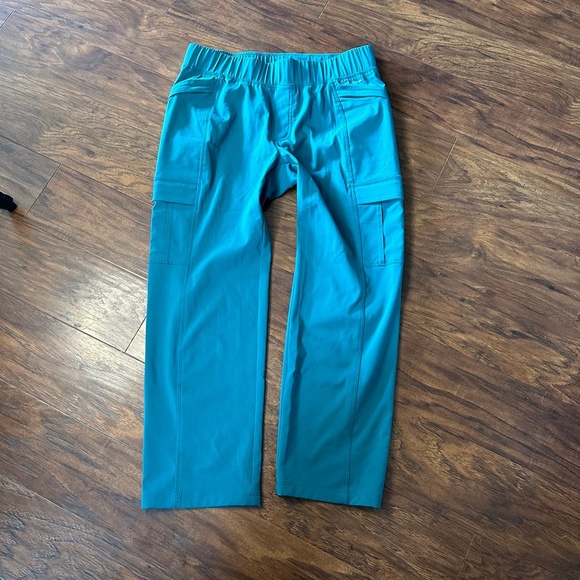 Women’s Eddie Bauer casual light weight green cargo capri's size 4 - Picture 3 of 3